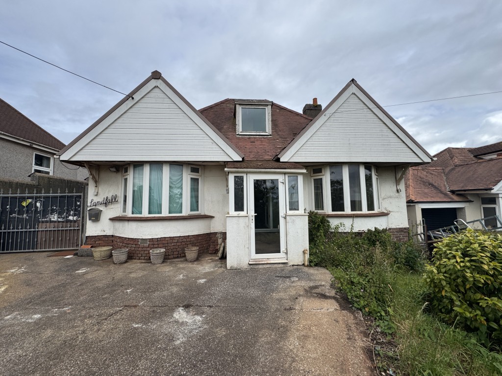 Lot: 141 - DETACHED BUNGALOW FOR IMPROVEMENT AND REPAIR - Front of the property now showing drive